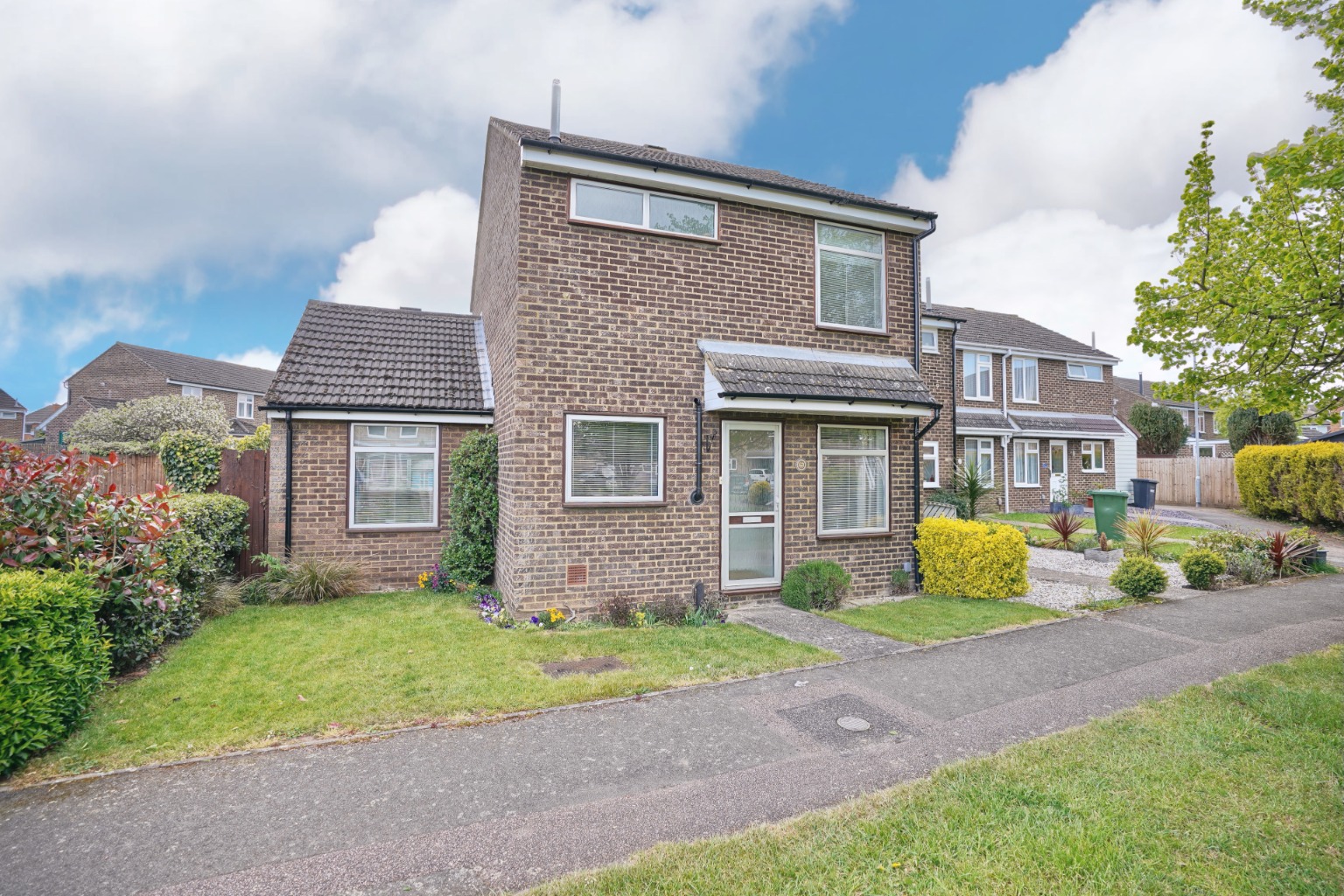 This well presented staggered end of terrace home set in a popular cul-de-sac in Eaton Ford