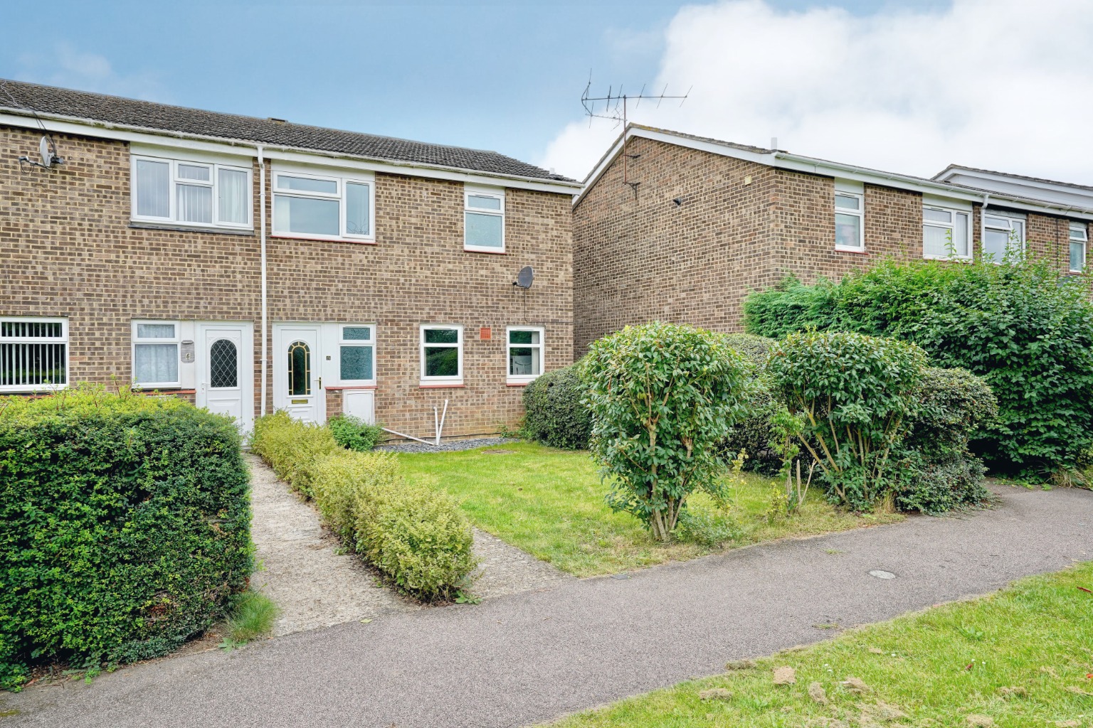 3 bed end of terrace house for sale in Marquis Close, St. Neots  - Property Image 1
