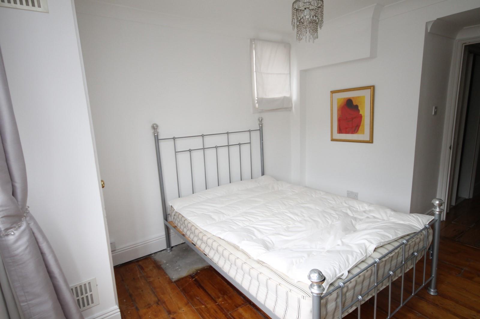 2 bed flat to rent in Victoria Square, Bristol 4
