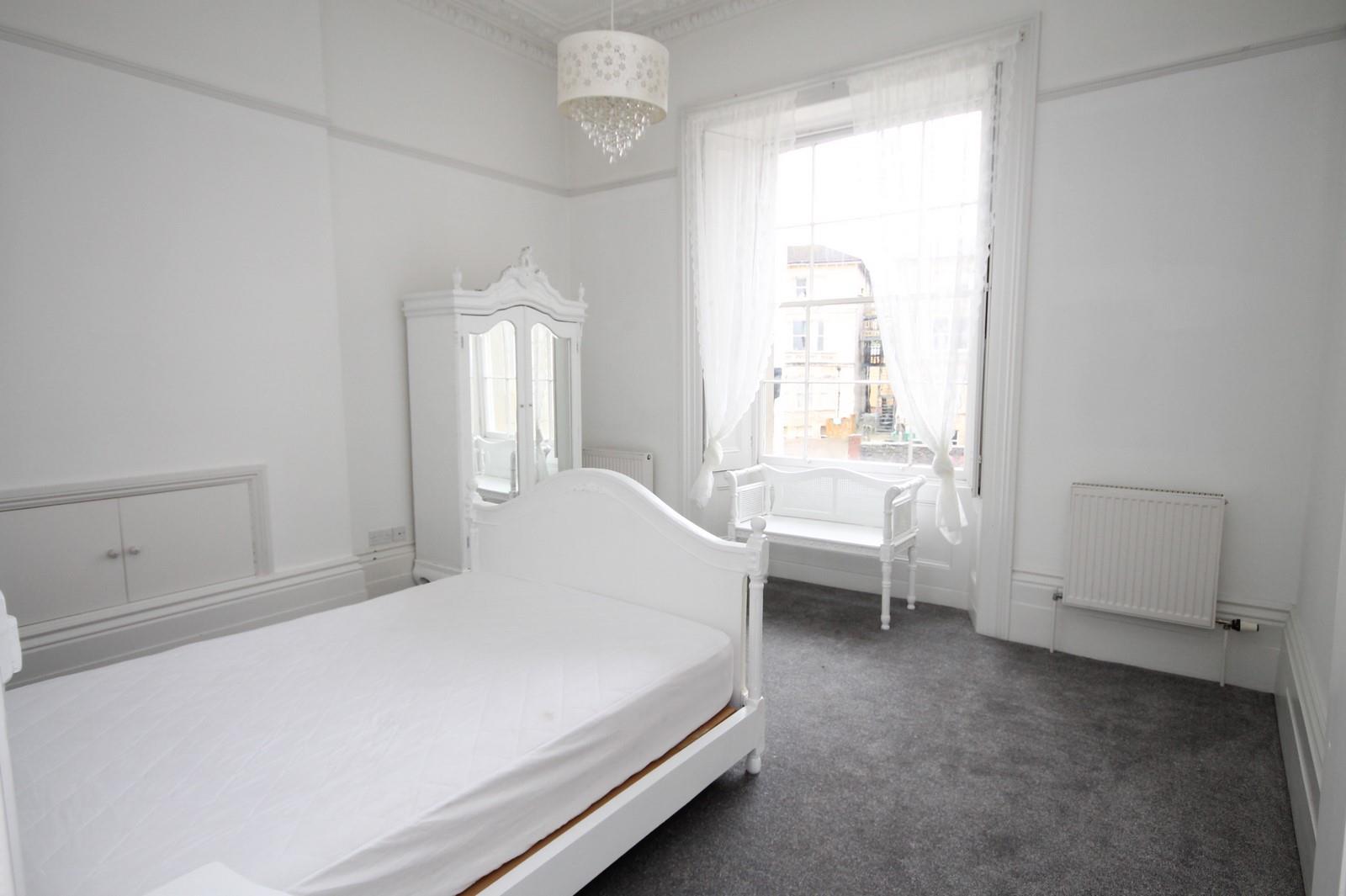2 bed flat to rent in Victoria Square, Bristol 5
