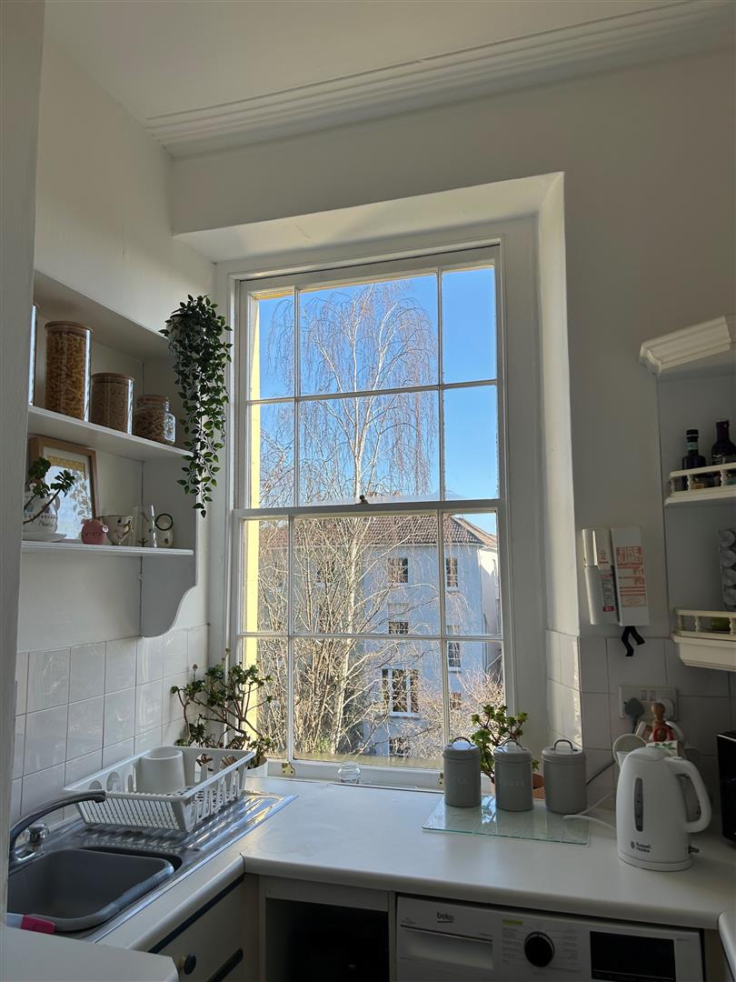 2 bed flat to rent in Chertsey Road, Bristol 4