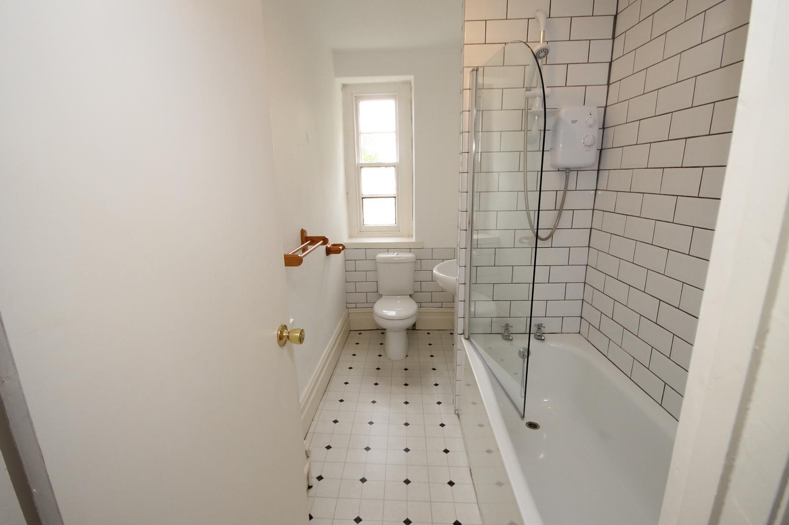 2 bed flat to rent in Chertsey Road, Bristol 6