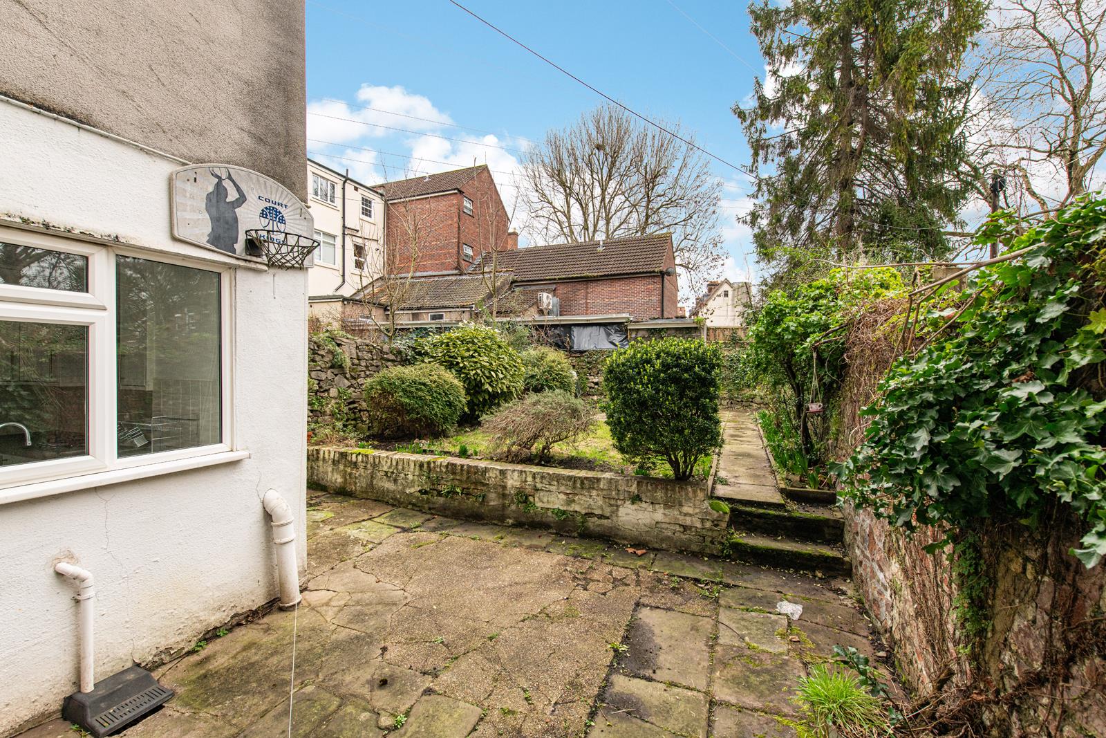 2 bed flat to rent in Hotwell Road, Bristol 13