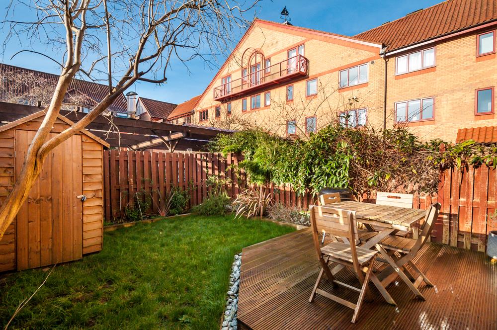 2 bed flat for sale in Cumberland Close, Bristol 9