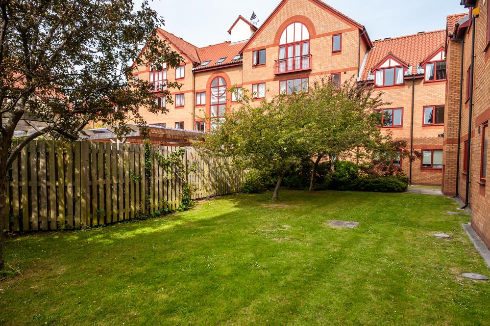3 bed flat for sale in Cumberland Close, Bristol 14
