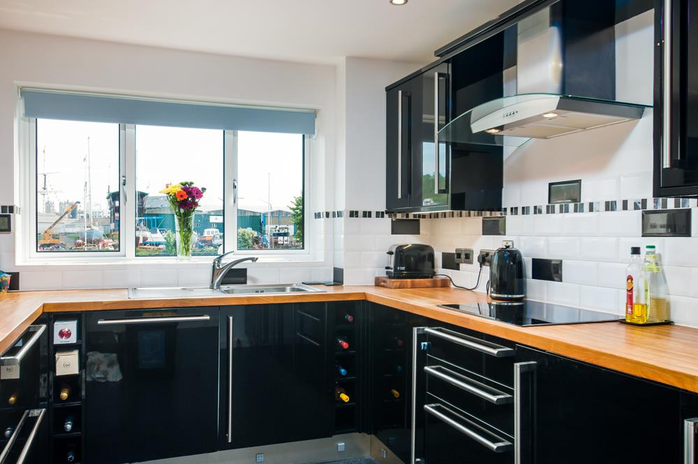 3 bed flat for sale in Cumberland Close, Bristol 6