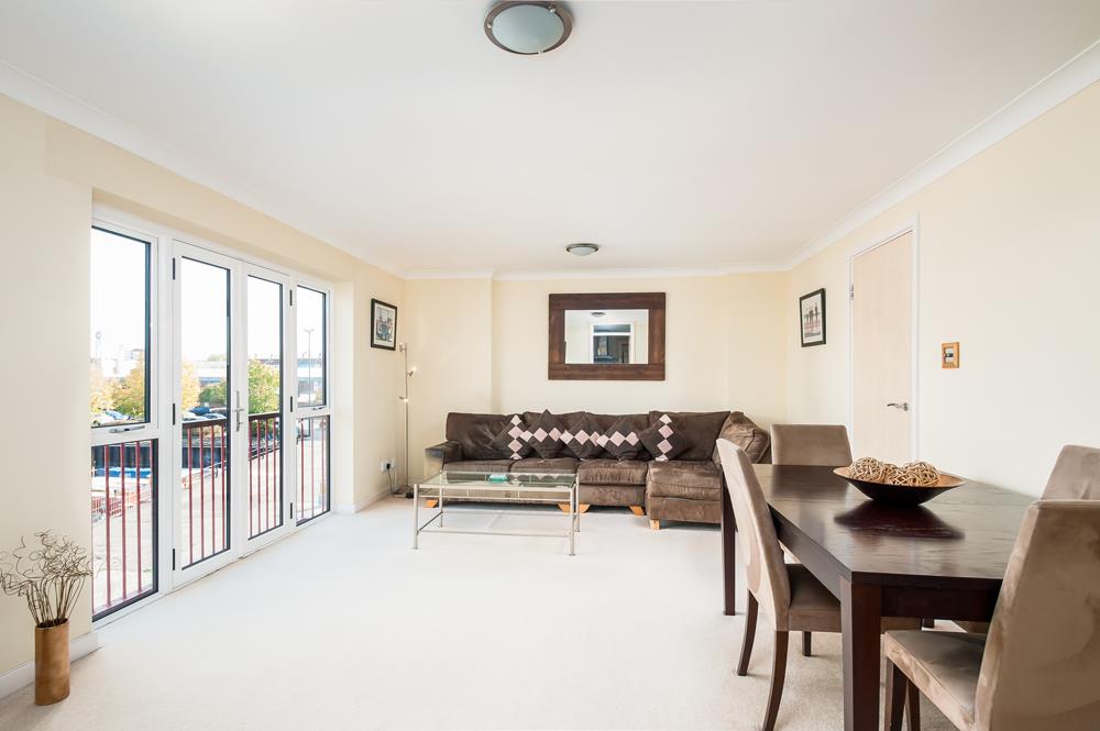 3 bed flat for sale in Portland Court, Cumberland Close, Bristol  - Property Image 3
