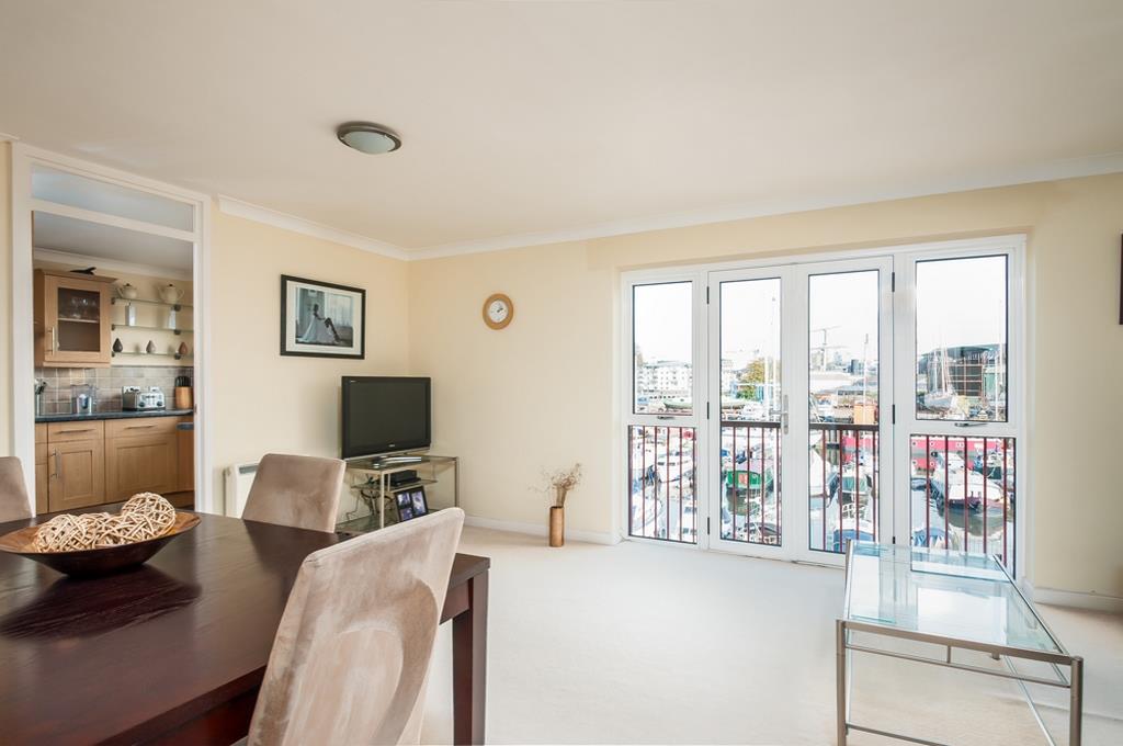 3 bed flat for sale in Cumberland Close, Bristol 3