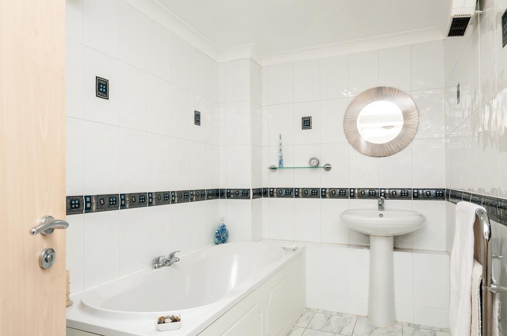3 bed flat for sale in Cumberland Close, Bristol 12