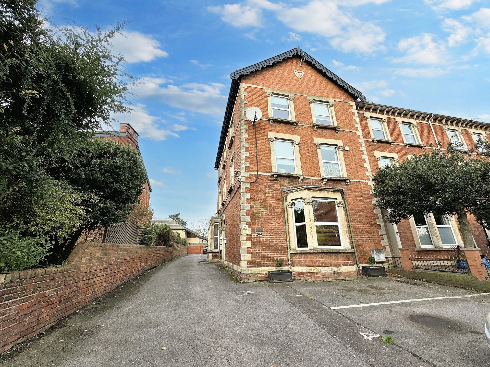 1 bed studio flat to rent in Clifton Terrace, Taunton  - Property Image 1