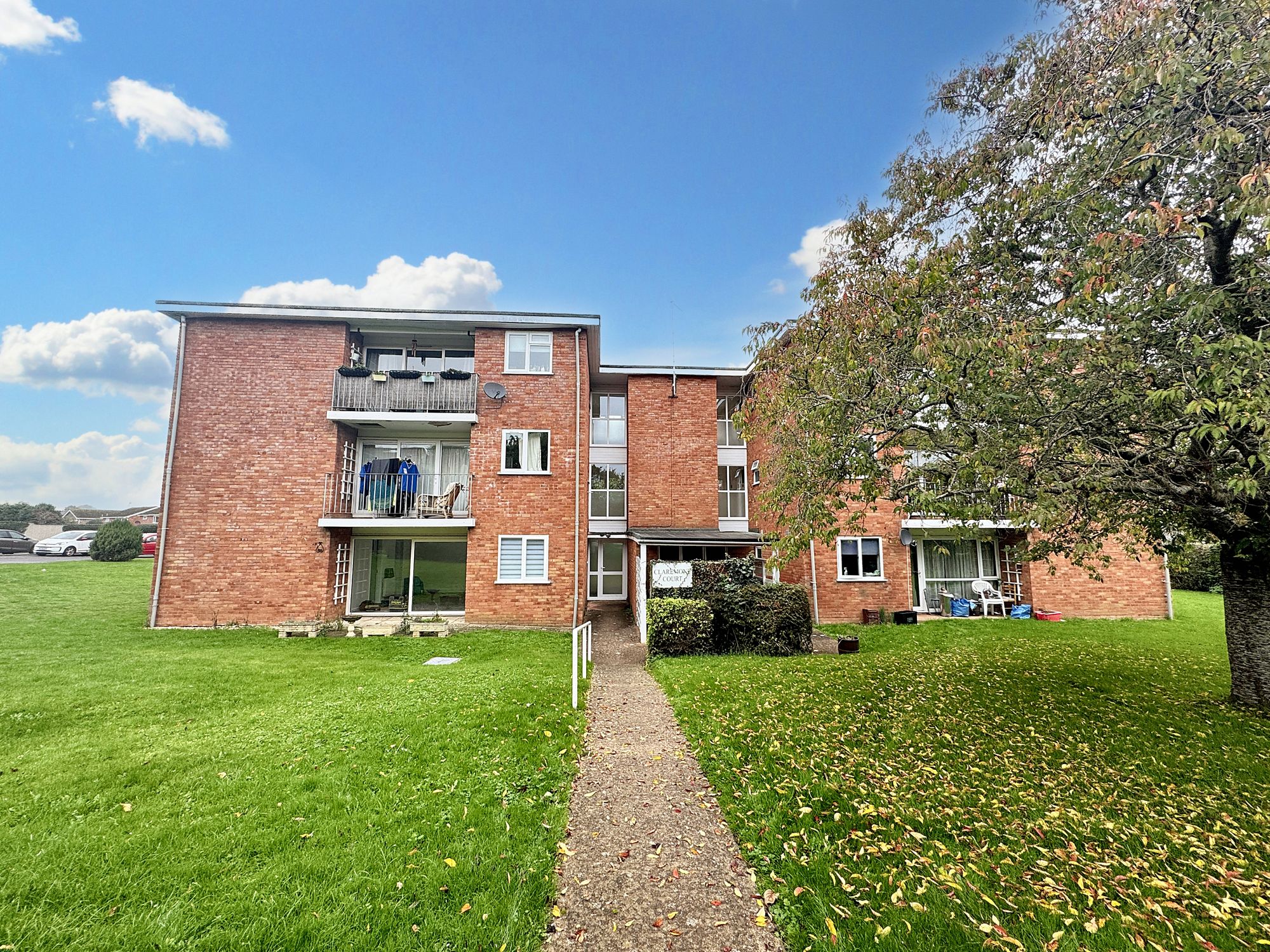 2 bed flat to rent in Windsor Close, Taunton  - Property Image 1