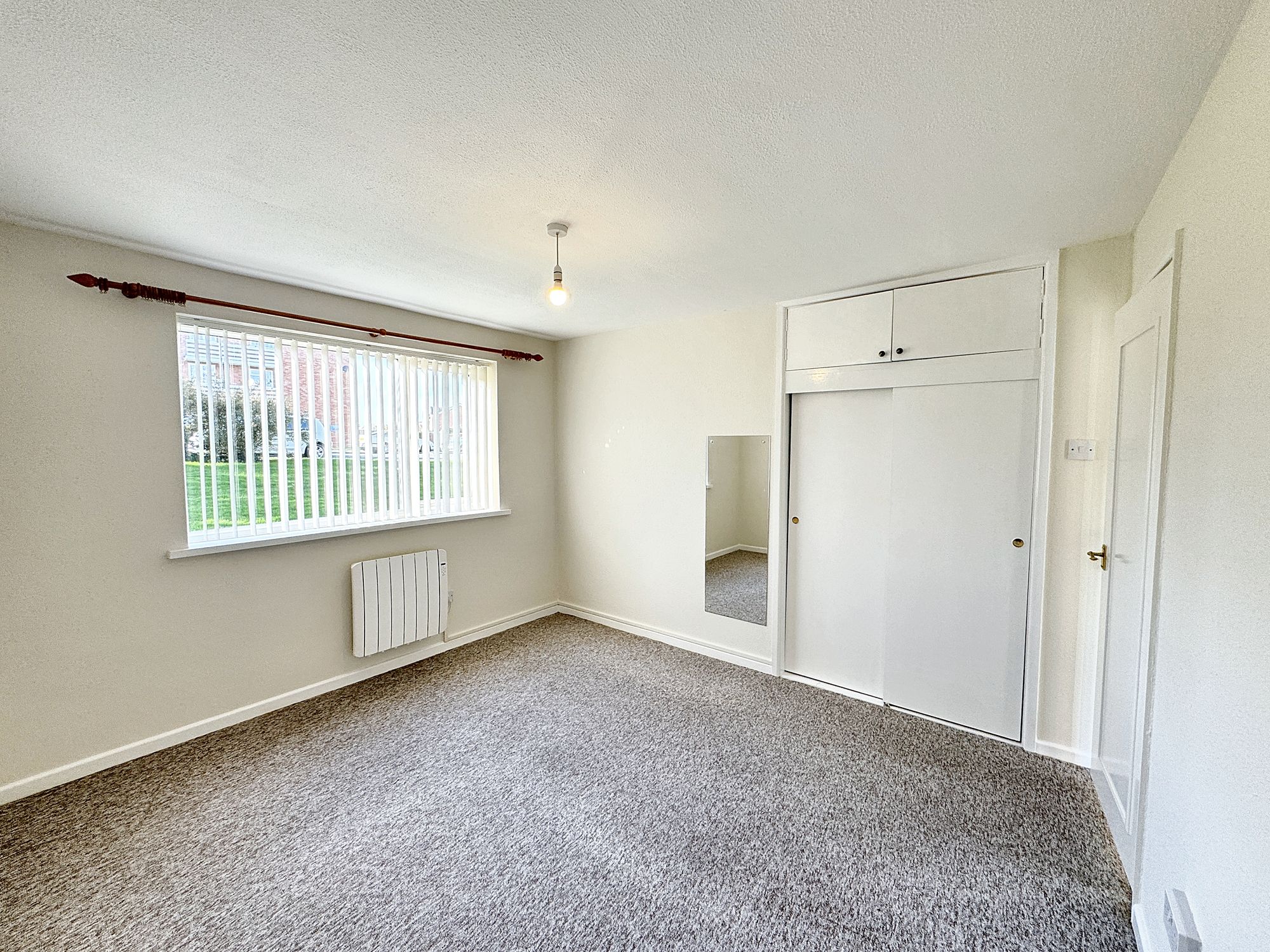 2 bed flat to rent in Windsor Close, Taunton  - Property Image 5