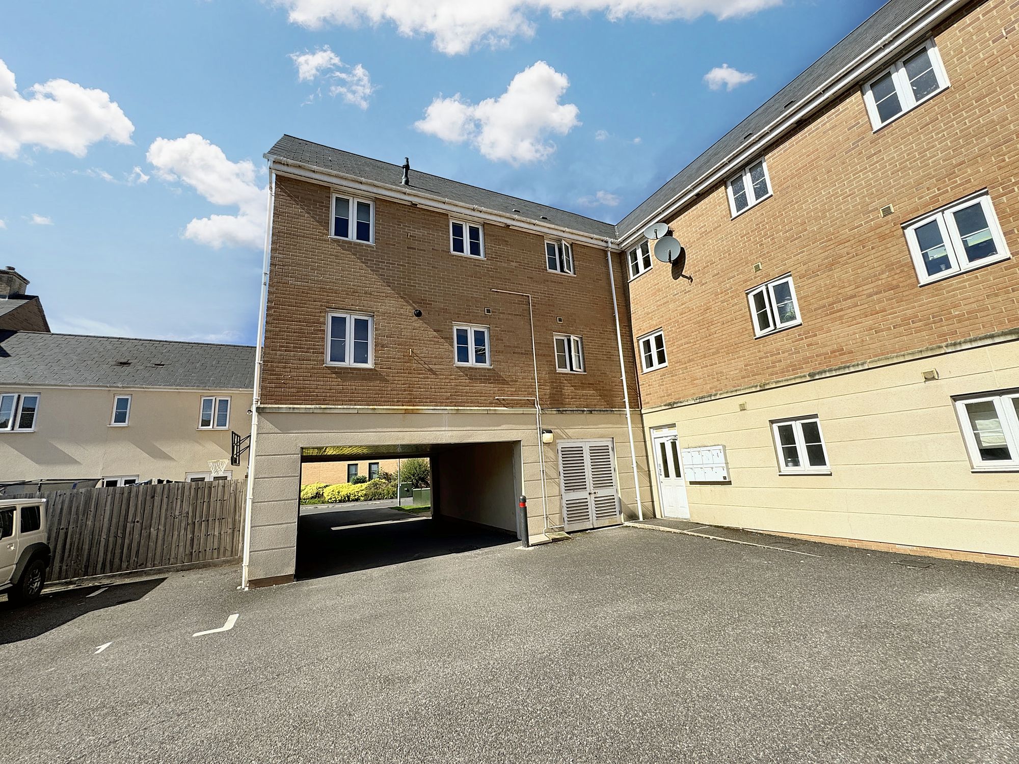 2 bed apartment to rent in Morse Road, Taunton  - Property Image 1