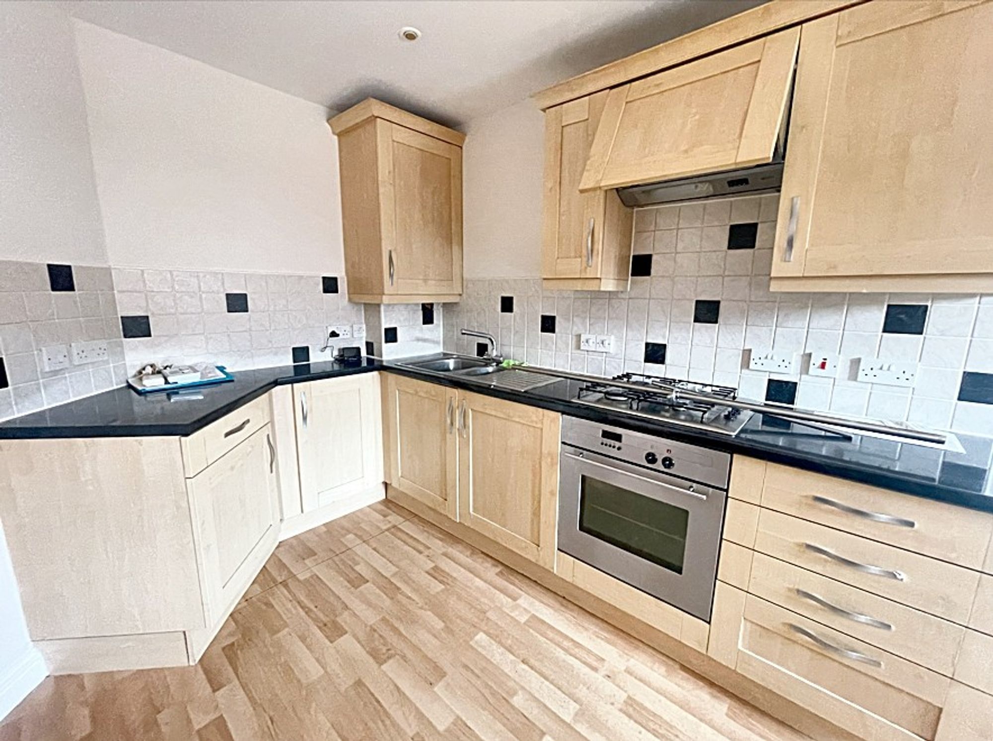 1 bed flat to rent in St. Augustine Street, Taunton, TA1  - Property Image 2