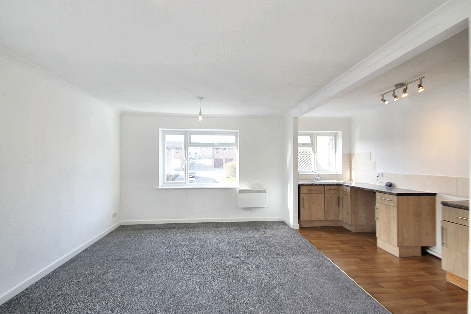 2 bed flat to rent in Kiddles, Yeovil, BA21  - Property Image 3