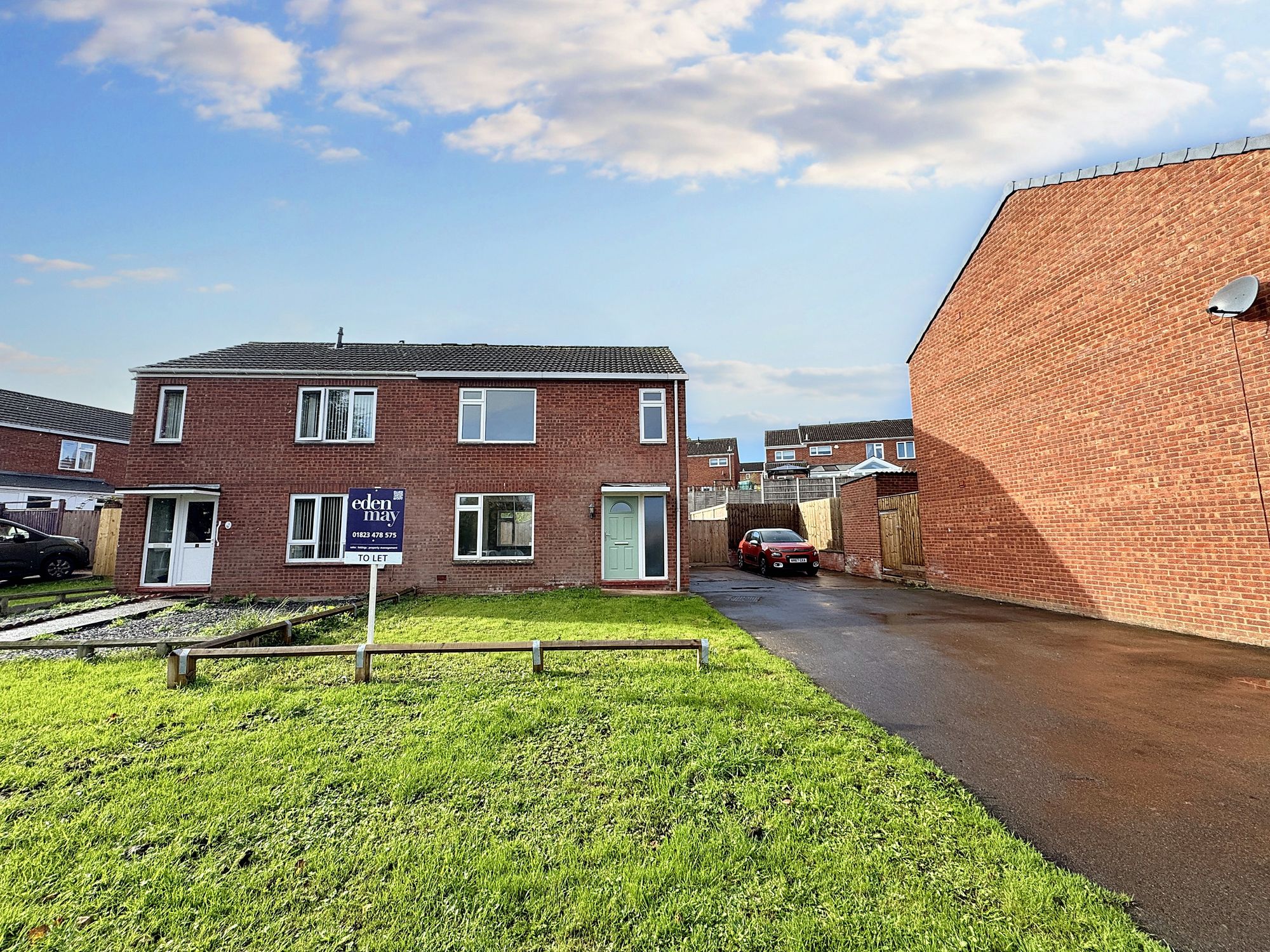 3 bed house to rent in Hazel Close, Taunton, TA1