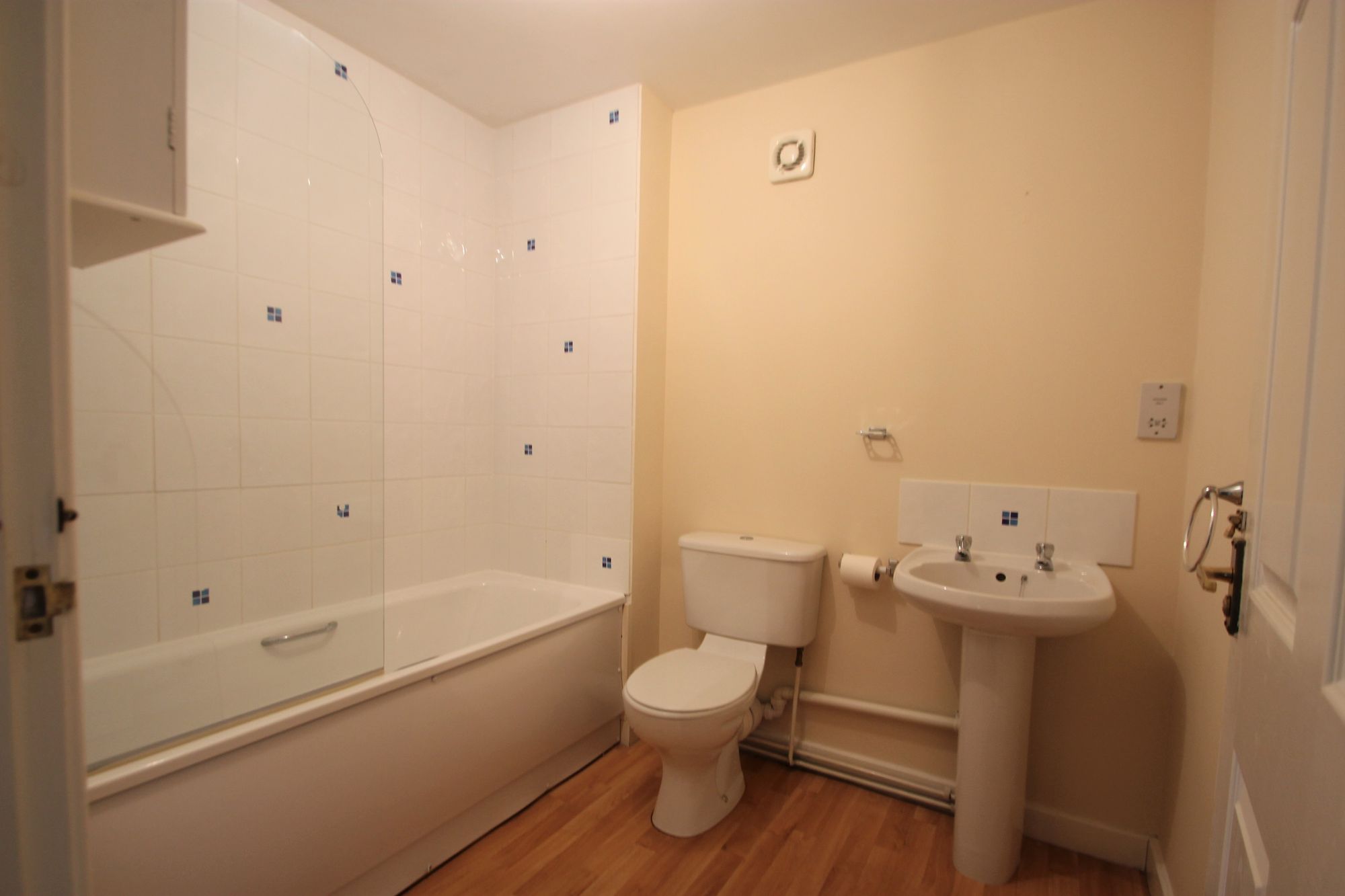 2 bed flat to rent in South Street, Taunton  - Property Image 4