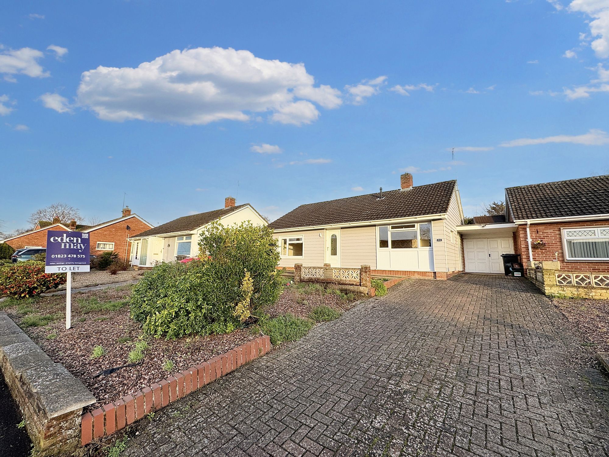 3 bed bungalow to rent in The Spinney, Taunton  - Property Image 1