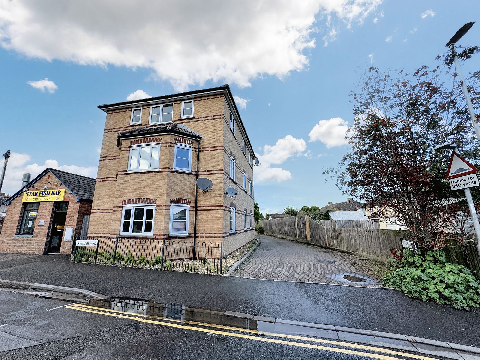 2 bed apartment to rent in Eastleigh Road, Taunton  - Property Image 2