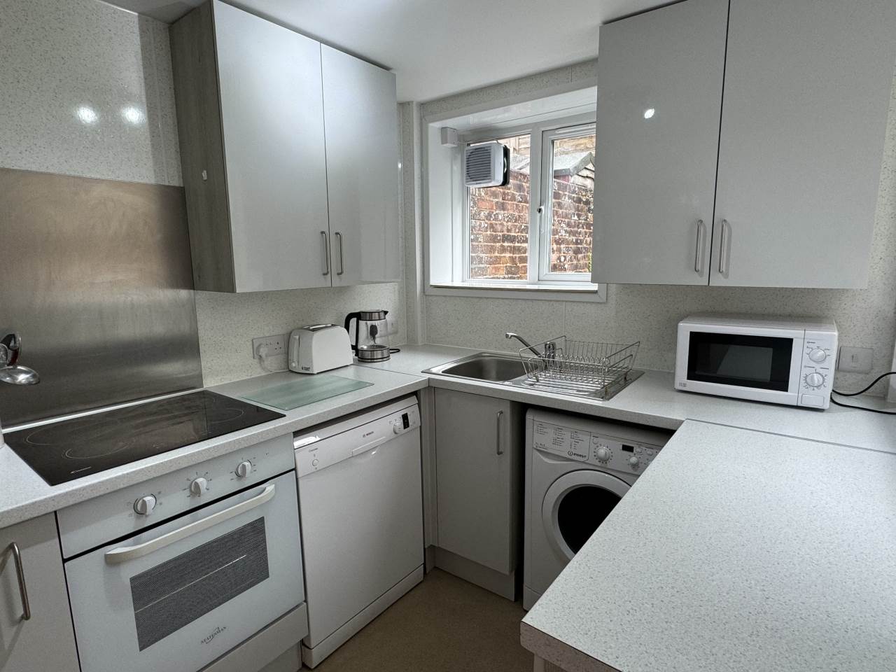 2 bed house to rent in Roberts Road  - Property Image 2