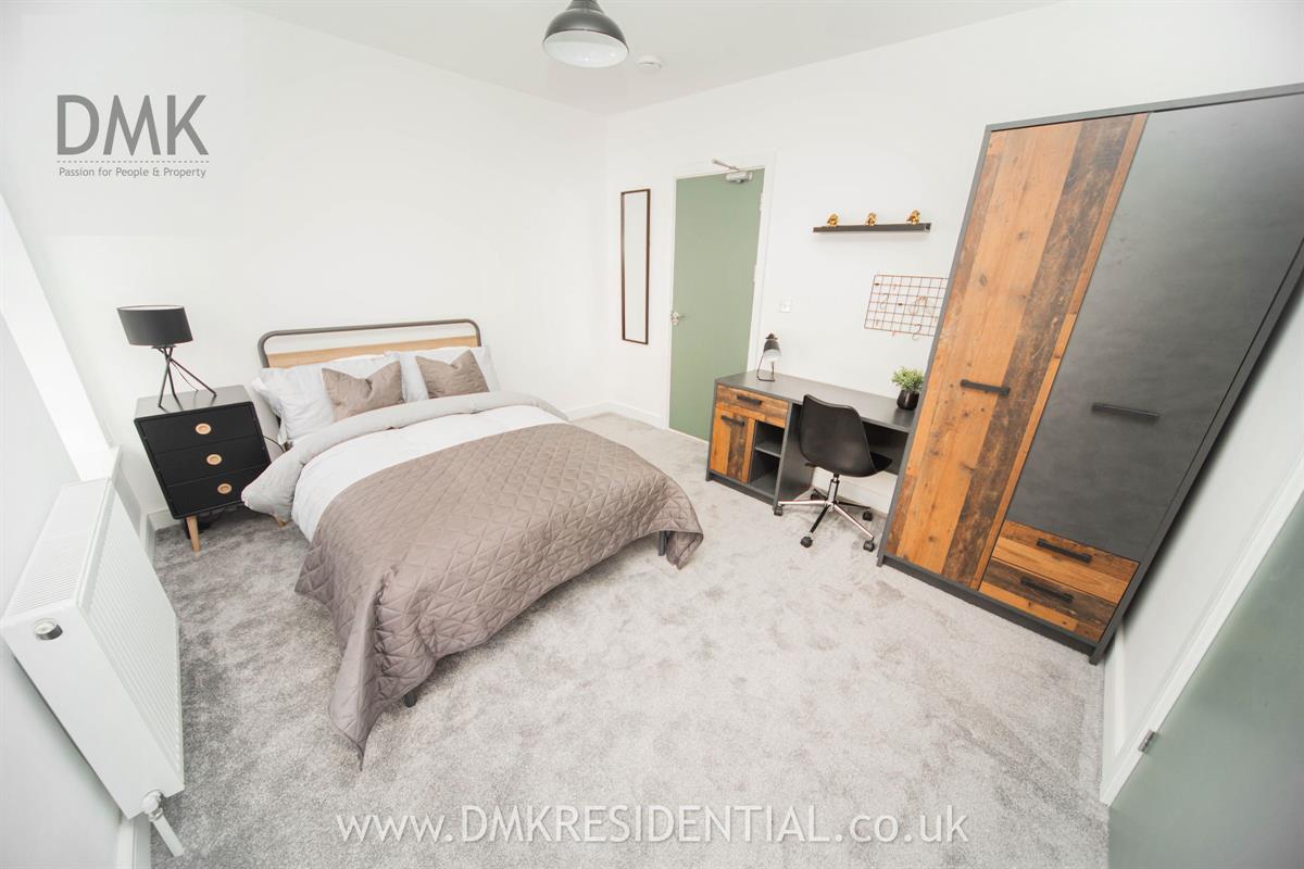 *** Double Bedroom *** En-suite *** Furnished *** Newly Renovated *** Utilities Included *** Available Immediately *** 5 Bedrooms Available *** Professional Household Only ***