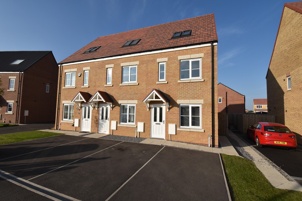 3 bed town house for sale in Friars Close, Northallerton 1