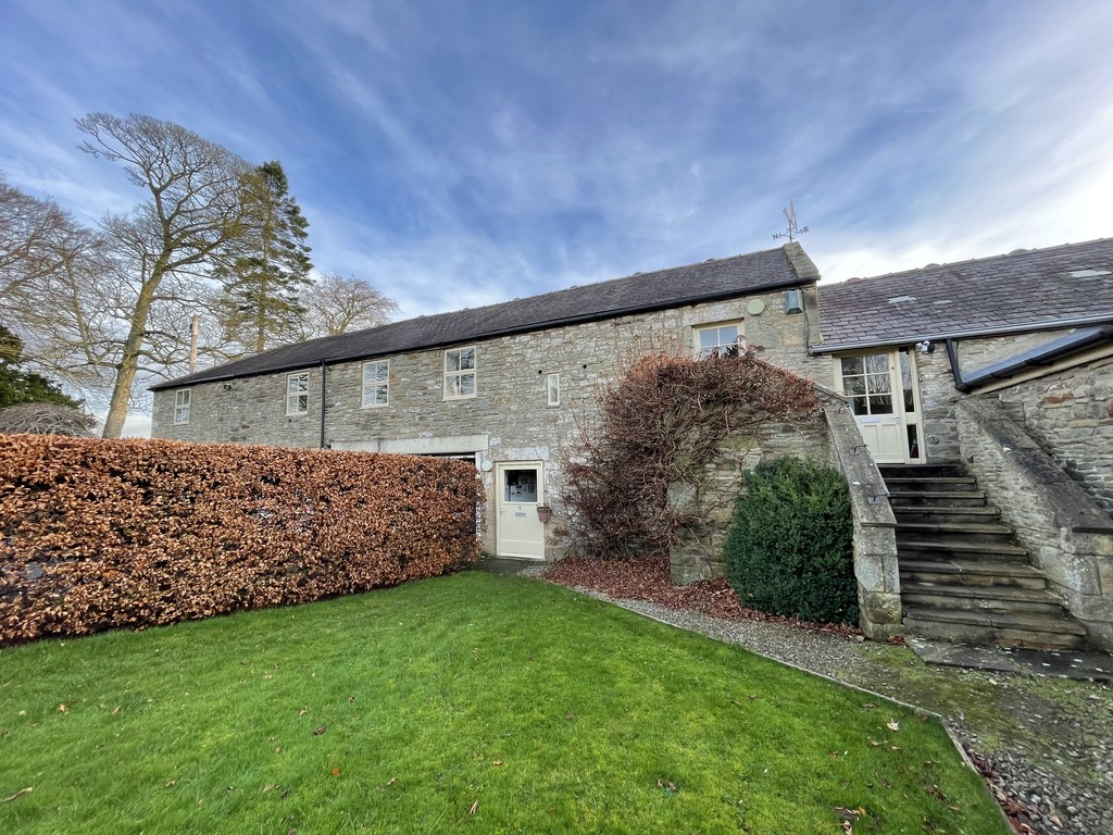 Versatile unit available to let on the outskirts of the popular Market Town of Hexham.  The unit is located on the first floor with parking available on site and is suitable for a variety of uses including office, workshop or studio.