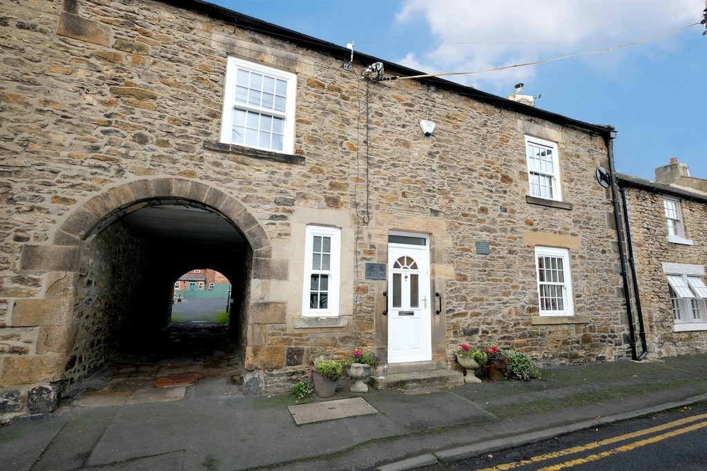 A traditional four bedroom stone built property in the centre of the desirable village of Corbridge. This former Methodist Preaching House dates back to 1820.