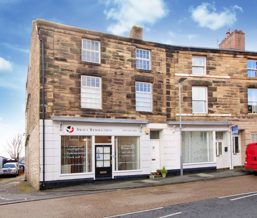A spacious three bedroom maisonette, centrally located within Haltwhistle. The substantial property offers accommodation arranged over the two upper floors.