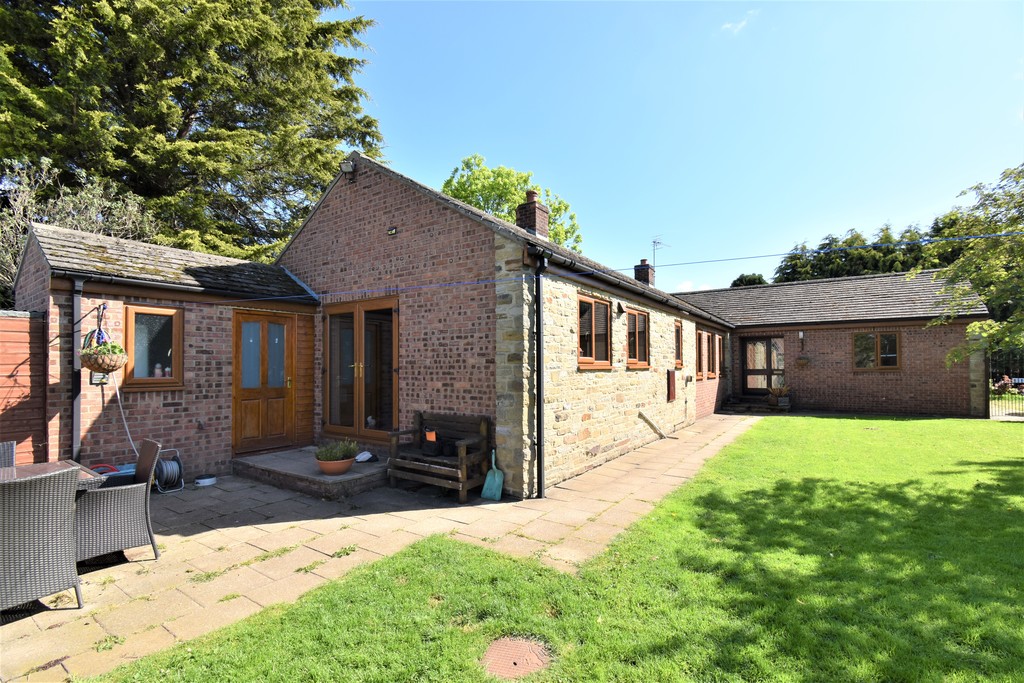 3 bed detached bungalow for sale in The Green, Bedale, DL8 