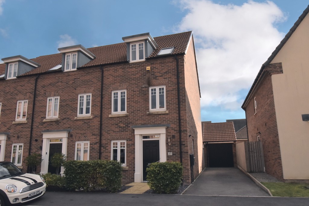 3 bed end of terrace house for sale in Blackthorn Road, Northallerton, DL7 
