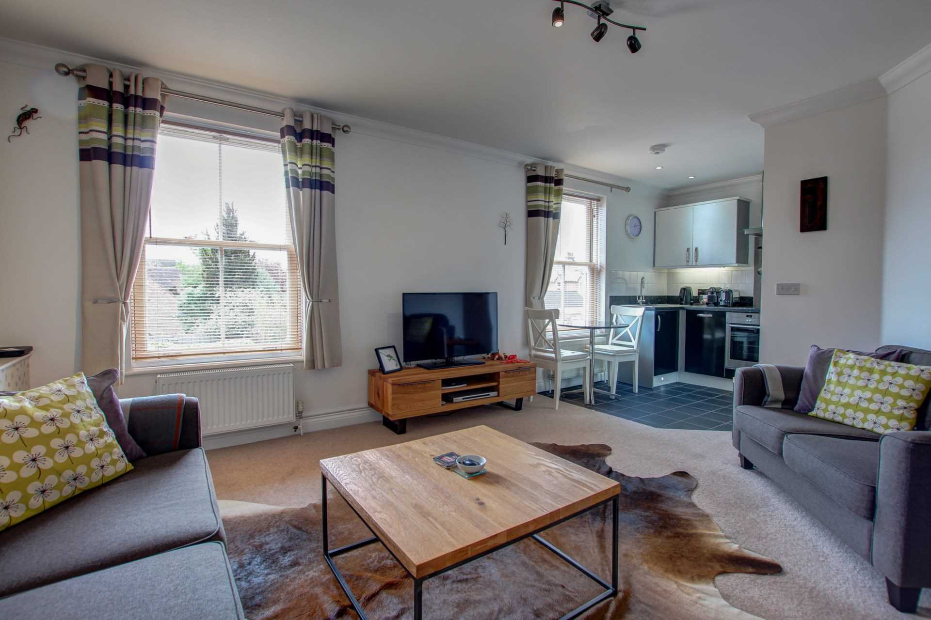 2 bed flat for sale in Salisbury Road, Blandford Forum  - Property Image 2