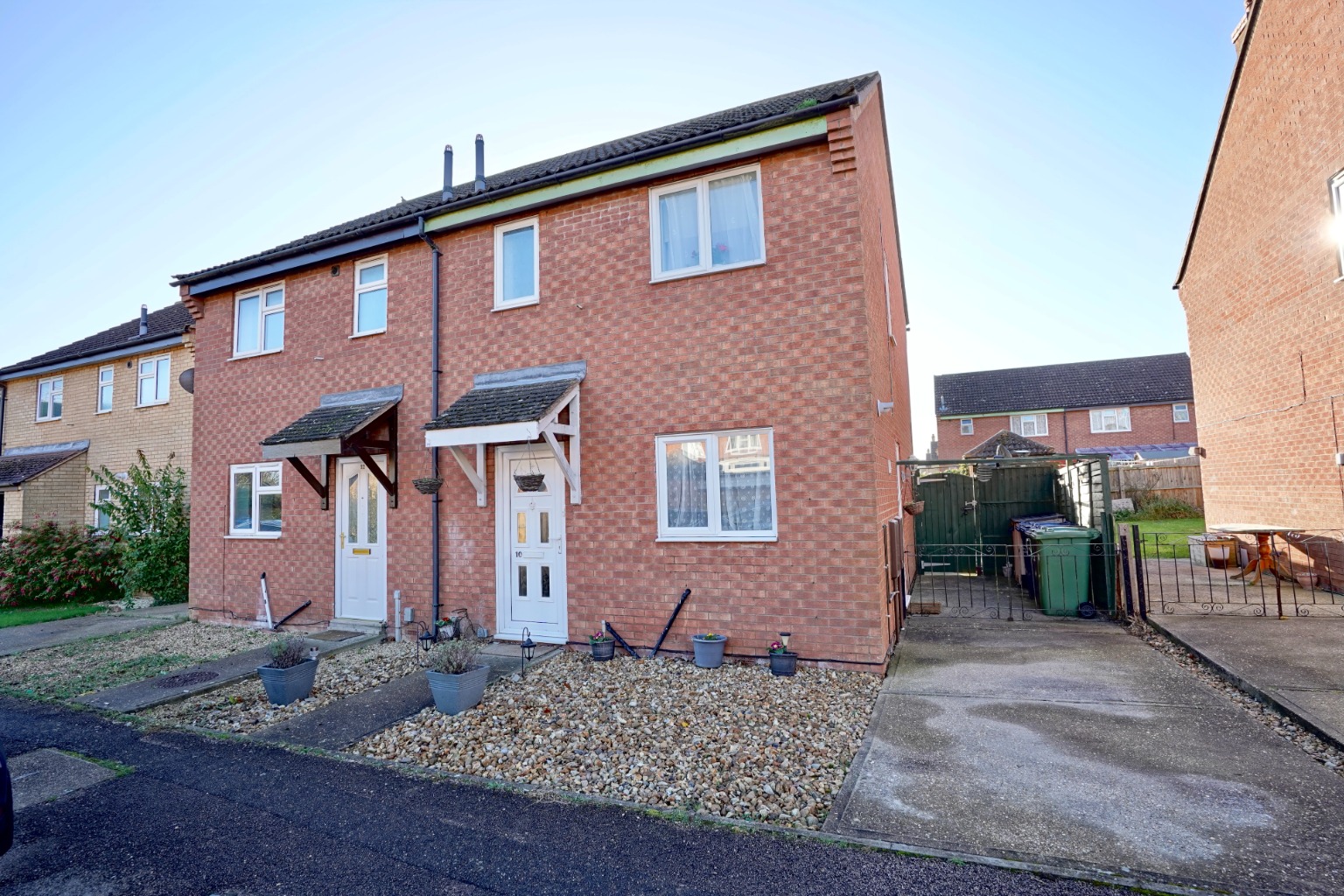 2 bed semi-detached house for sale in Stoney Close, Huntingdon - Property Image 1
