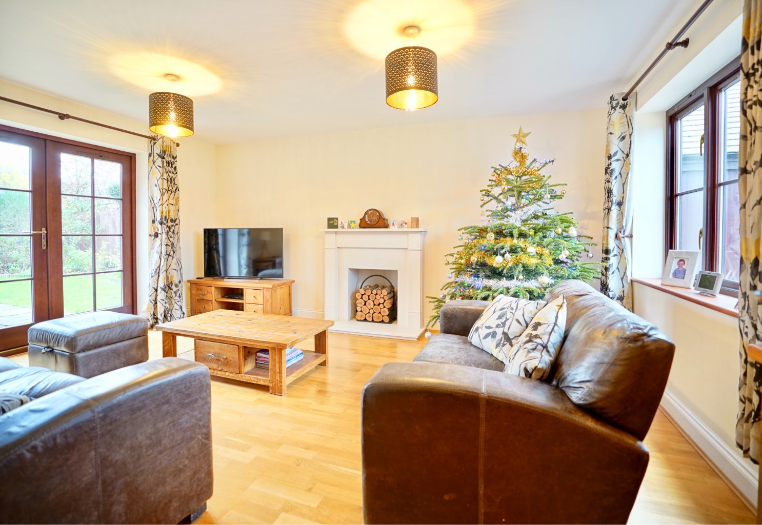 4 bed detached house for sale in Helens Close, Huntingdon  - Property Image 2