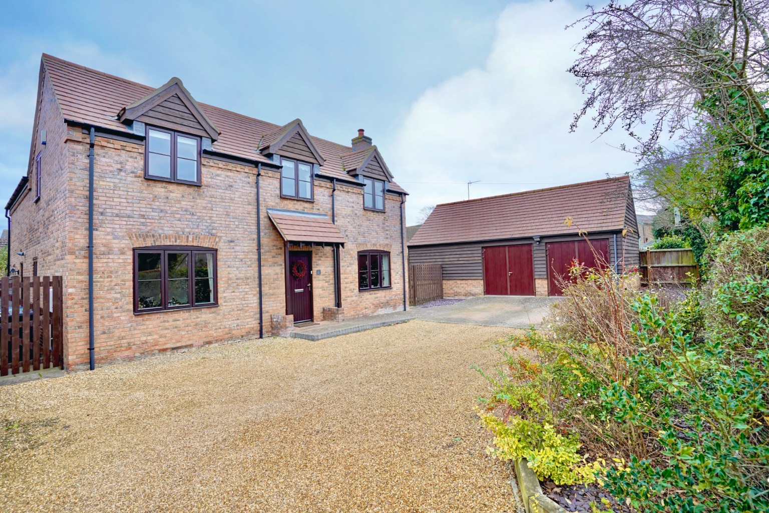 4 bed detached house for sale in Helens Close, Huntingdon  - Property Image 1