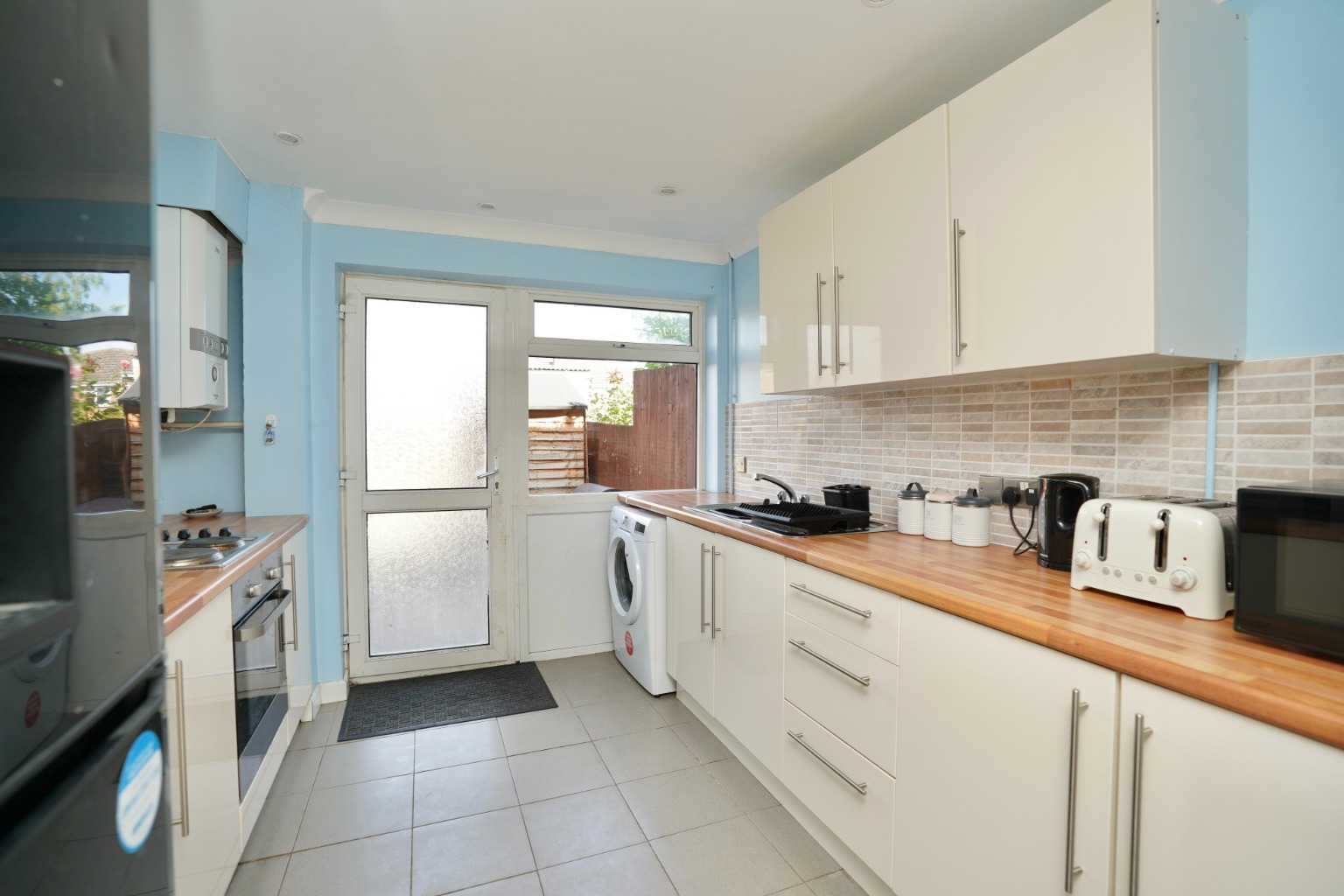 2 bed end of terrace house for sale in Surrey Road, Huntingdon 1
