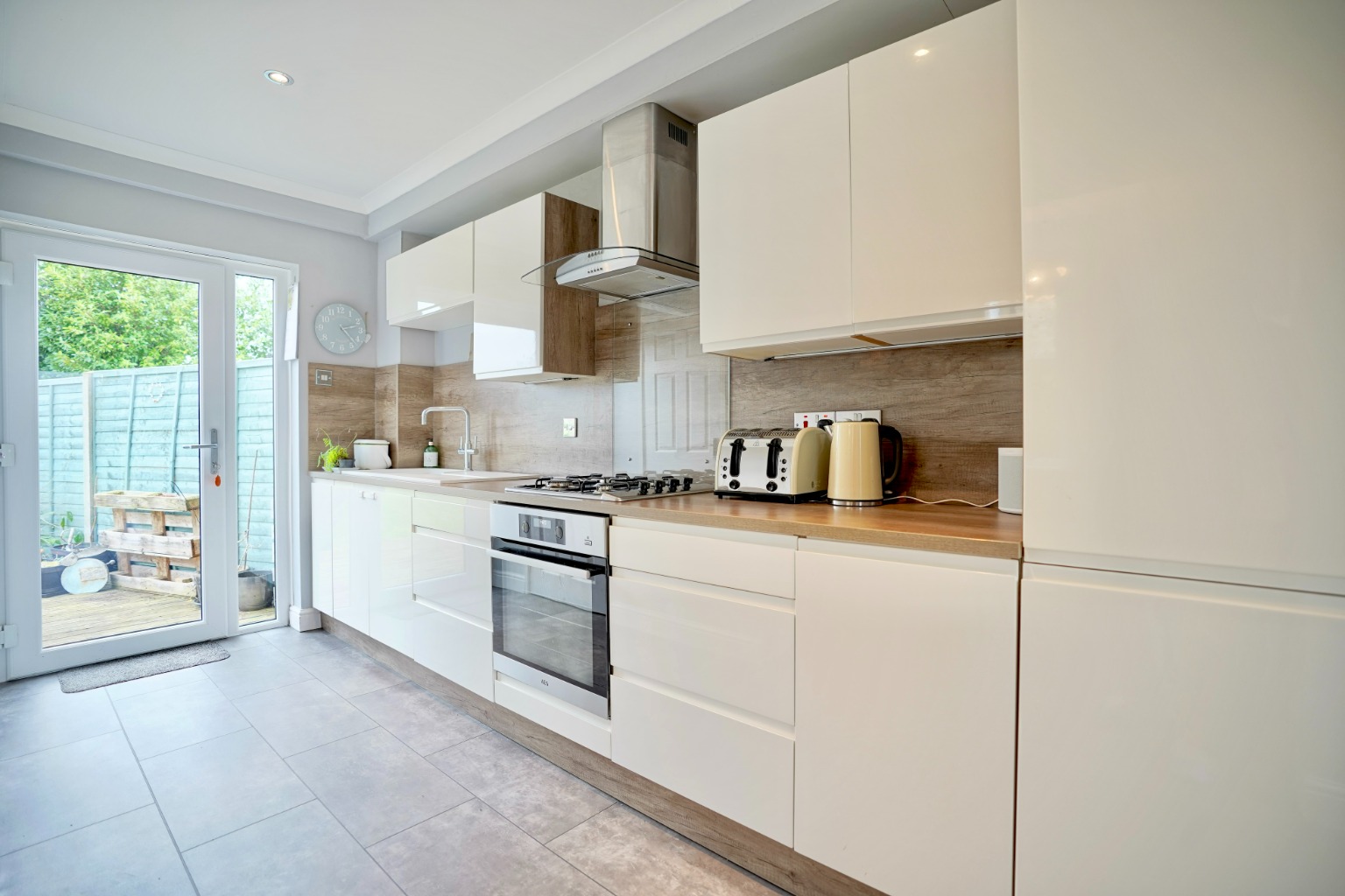 3 bed semi-detached house for sale in Cambridge Road, Huntingdon  - Property Image 2