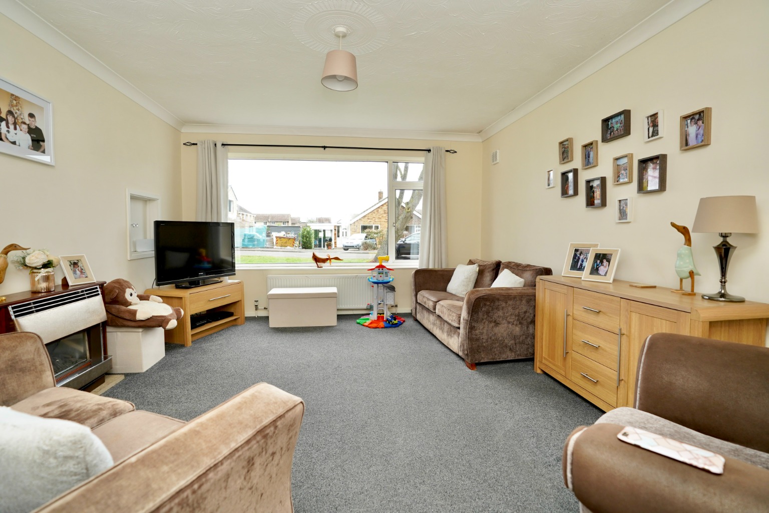 3 bed detached bungalow for sale in Turvers Lane, Huntingdon 2
