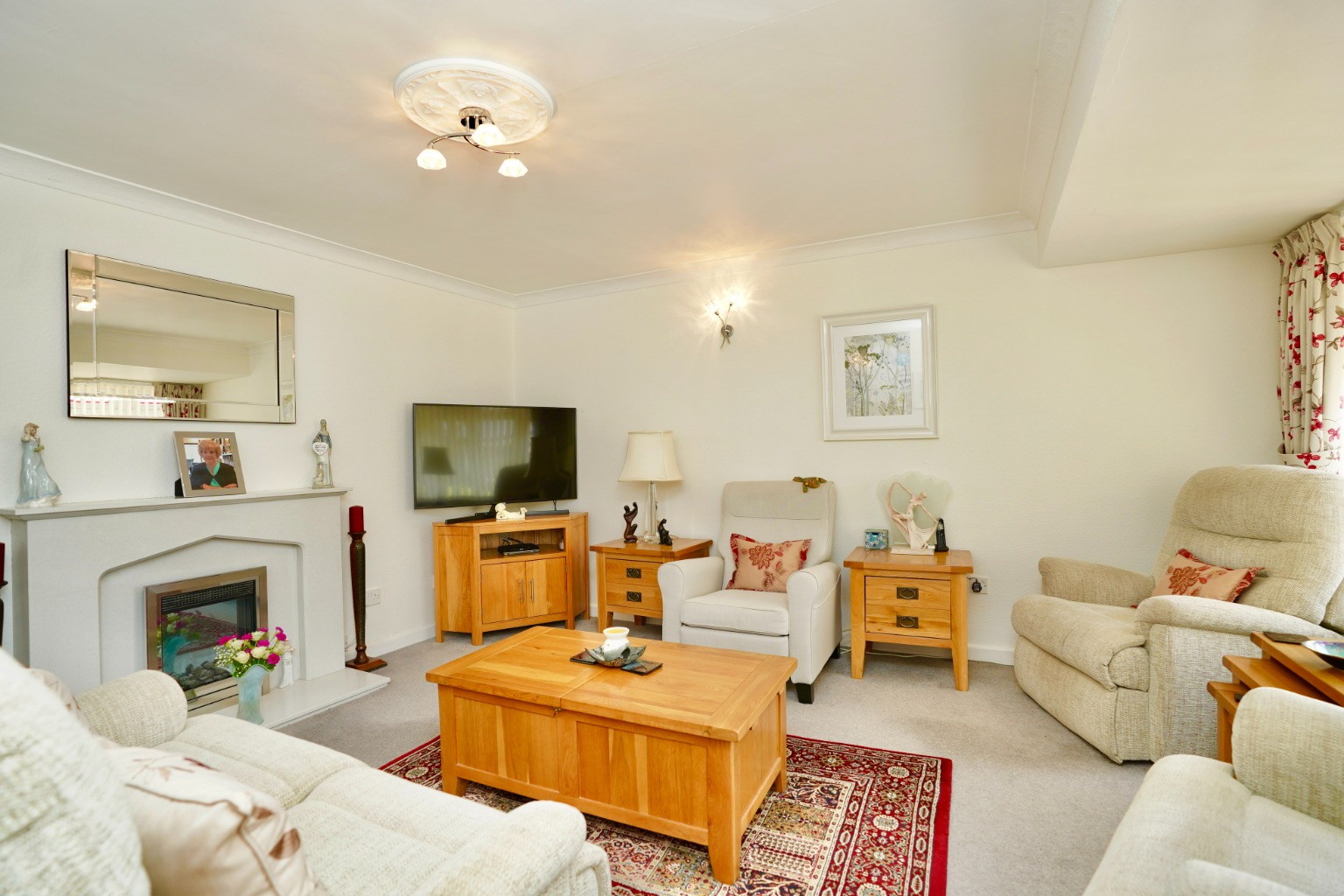 3 bed detached bungalow for sale in Chestnut Close, Huntingdon  - Property Image 2