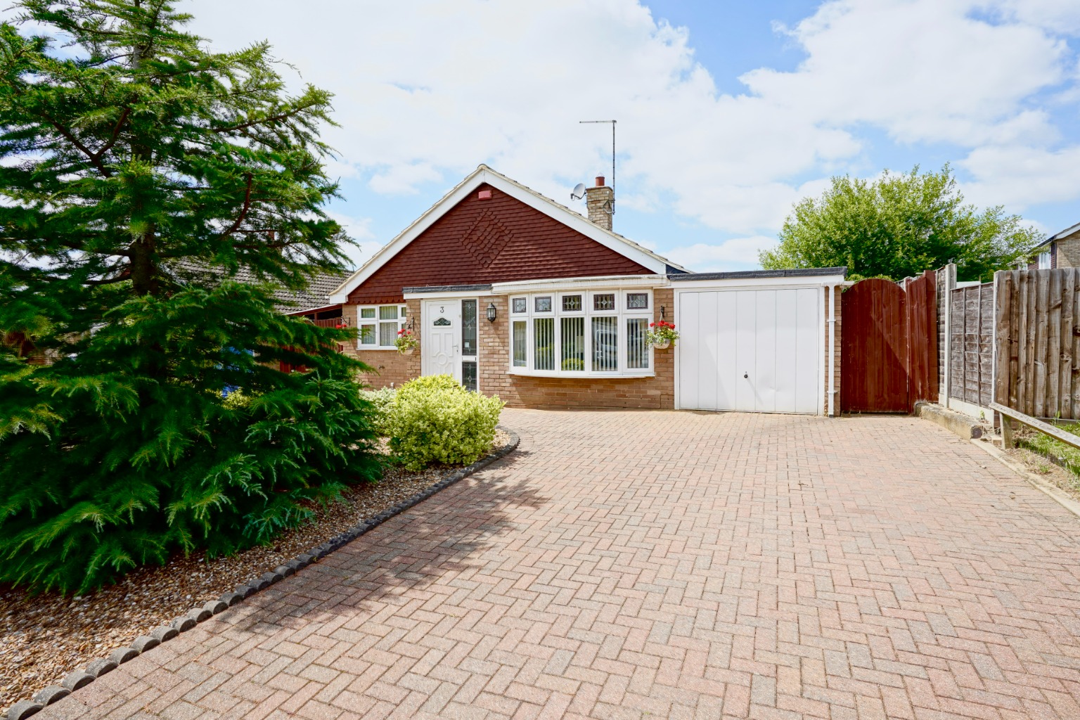 3 bed detached bungalow for sale in Chestnut Close, Huntingdon, PE28