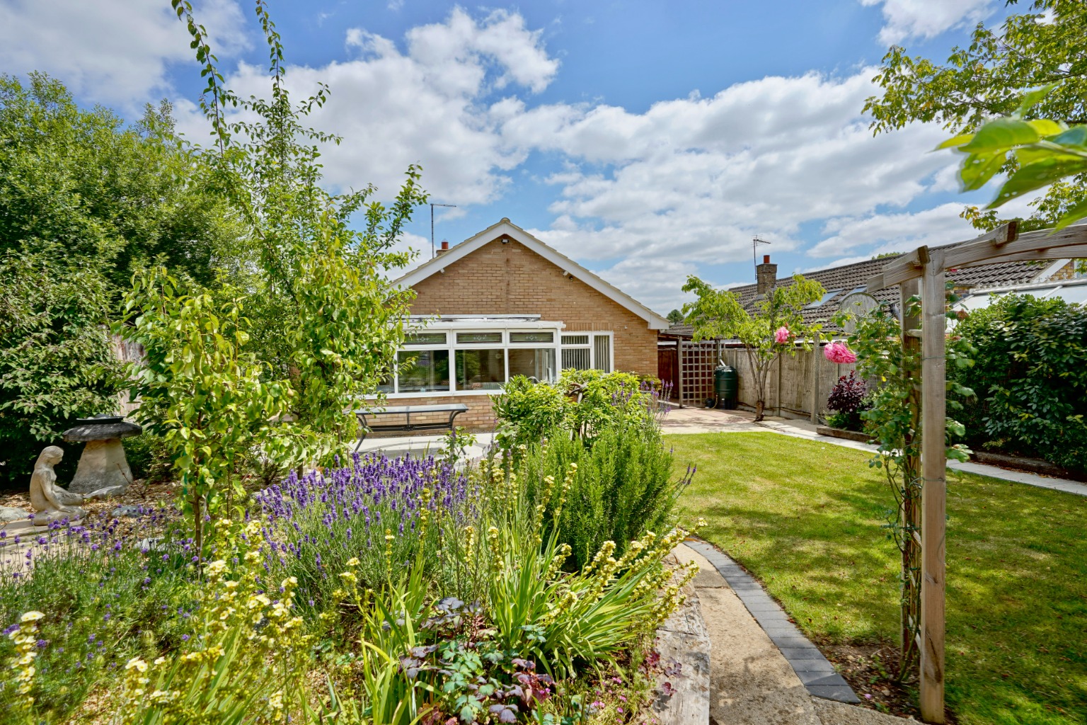 3 bed detached bungalow for sale in Chestnut Close, Huntingdon  - Property Image 14
