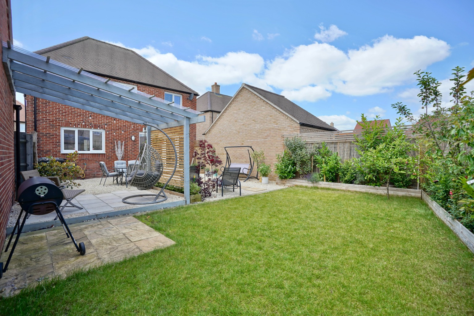 4 bed detached house for sale in Bardolph Way, Huntingdon 3