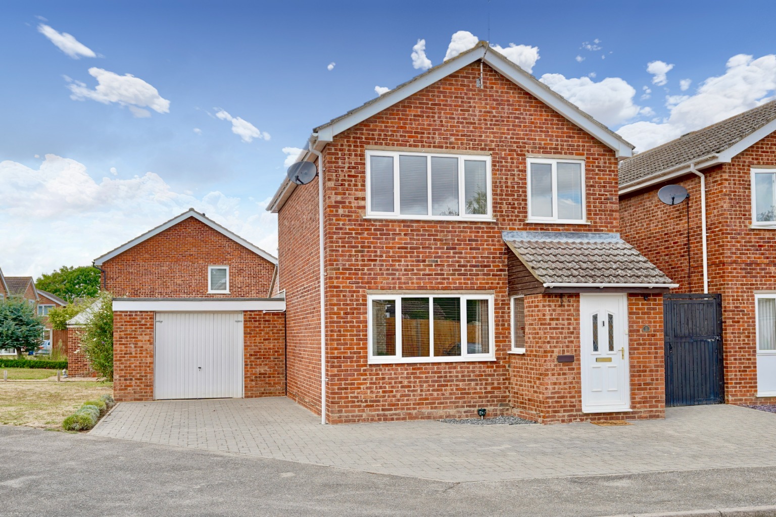 4 bed detached house for sale in Robert Avenue, Huntingdon 0