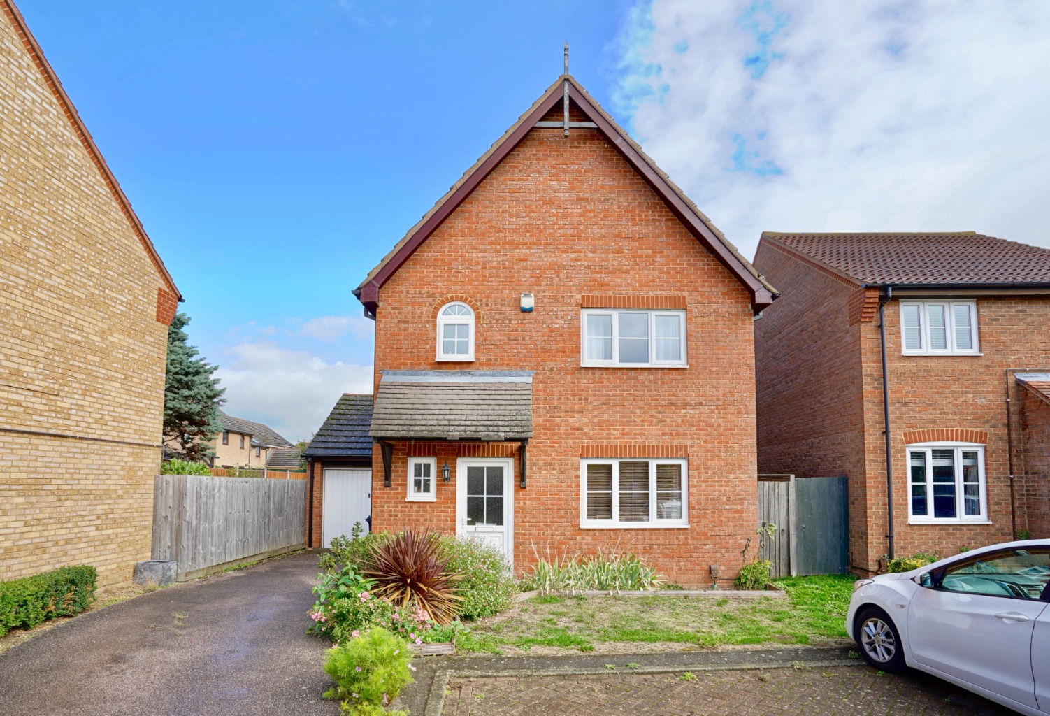 3 bed detached house for sale in Hawk Drive, Huntingdon  - Property Image 1