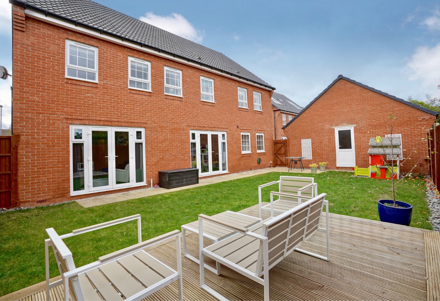 5 bed detached house for sale in Mahaddie Way, Huntingdon 3