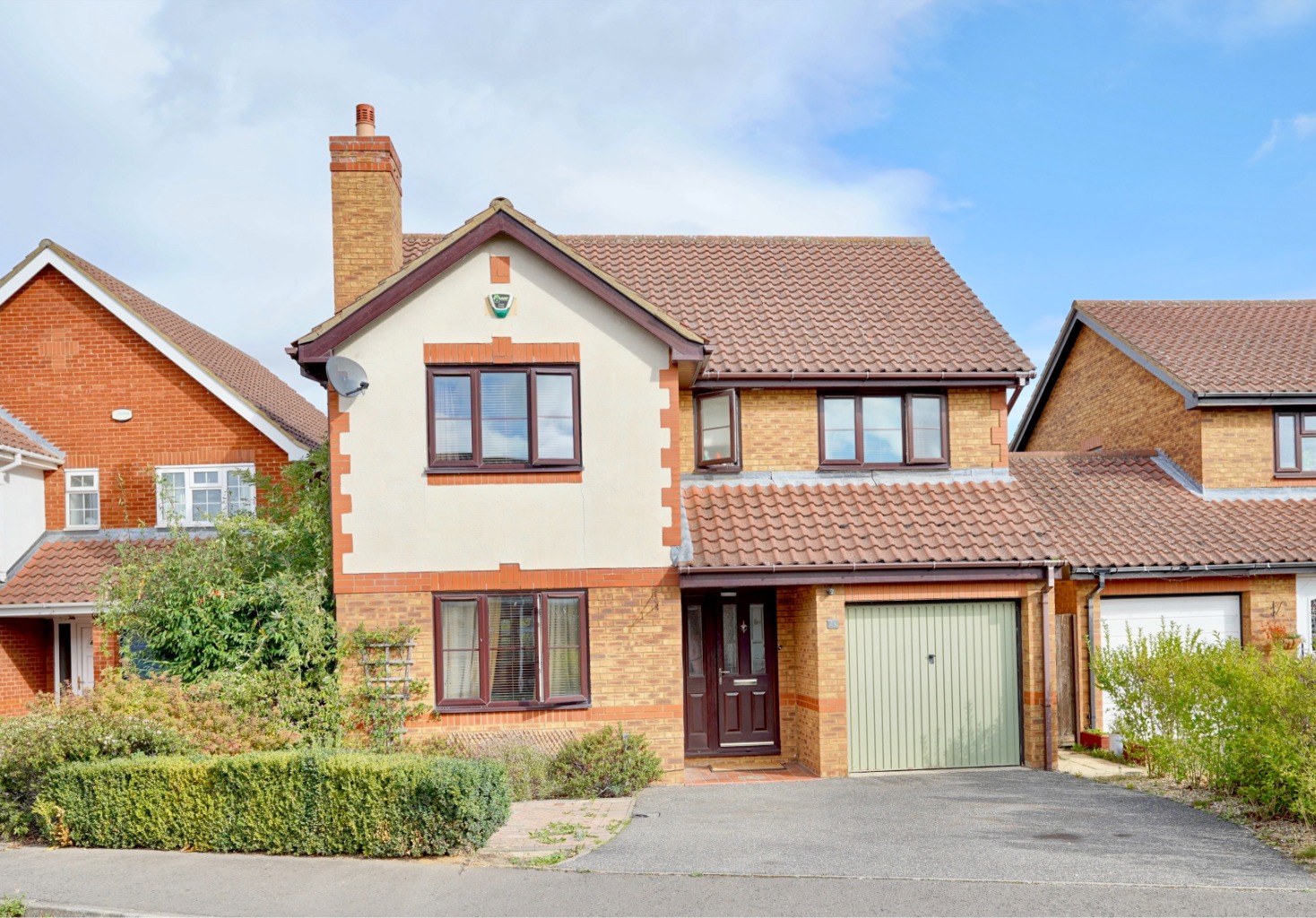 4 bed detached house for sale in Lomax Drive, Huntingdon - Property Image 1
