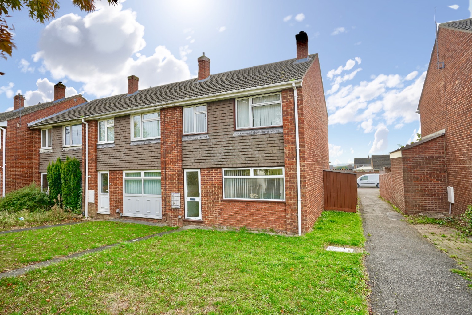 3 bed end of terrace house for sale in Prospero Way, Huntingdon - Property Image 1