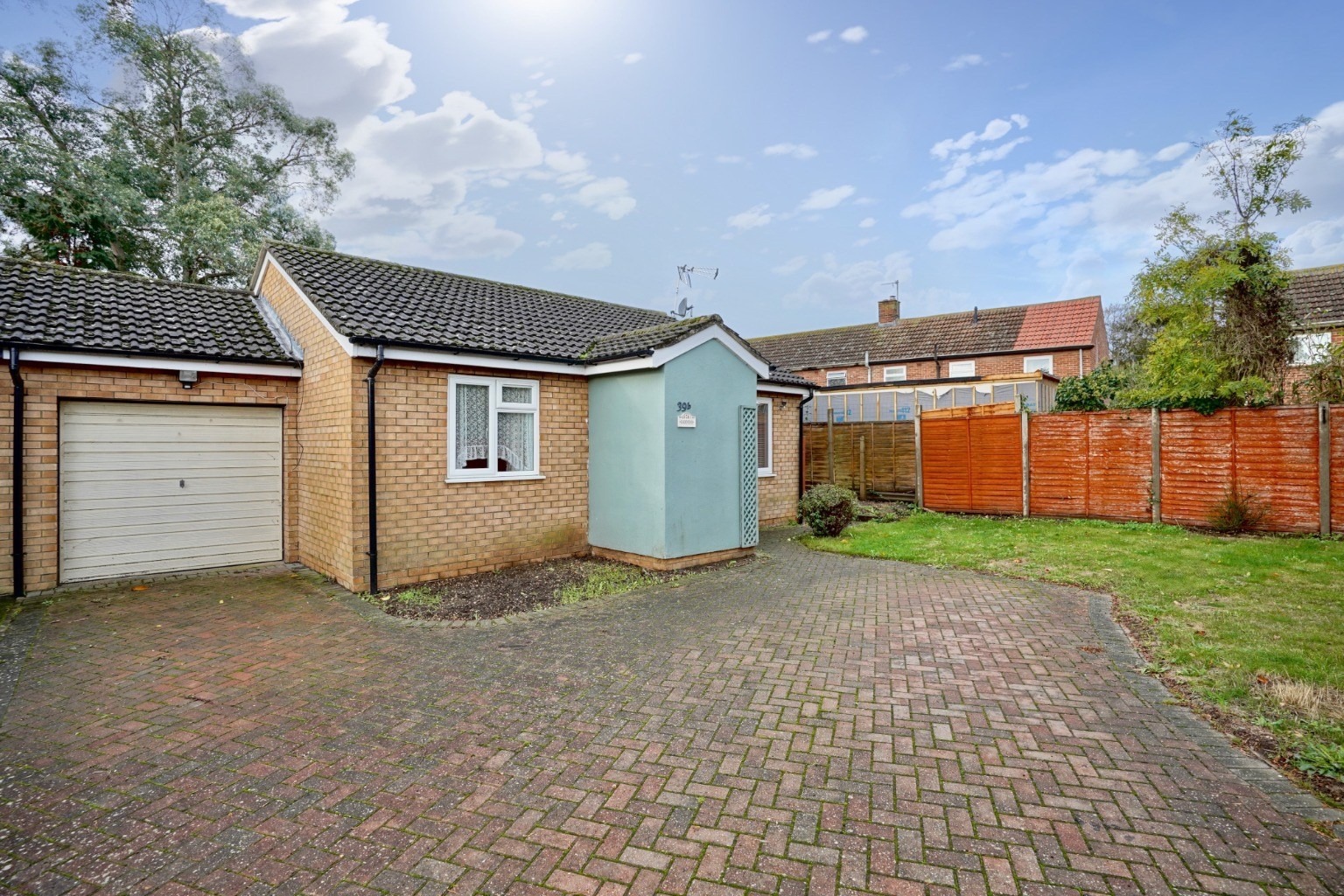 2 bed semi-detached bungalow for sale in Windsor Gardens, Huntingdon - Property Image 1