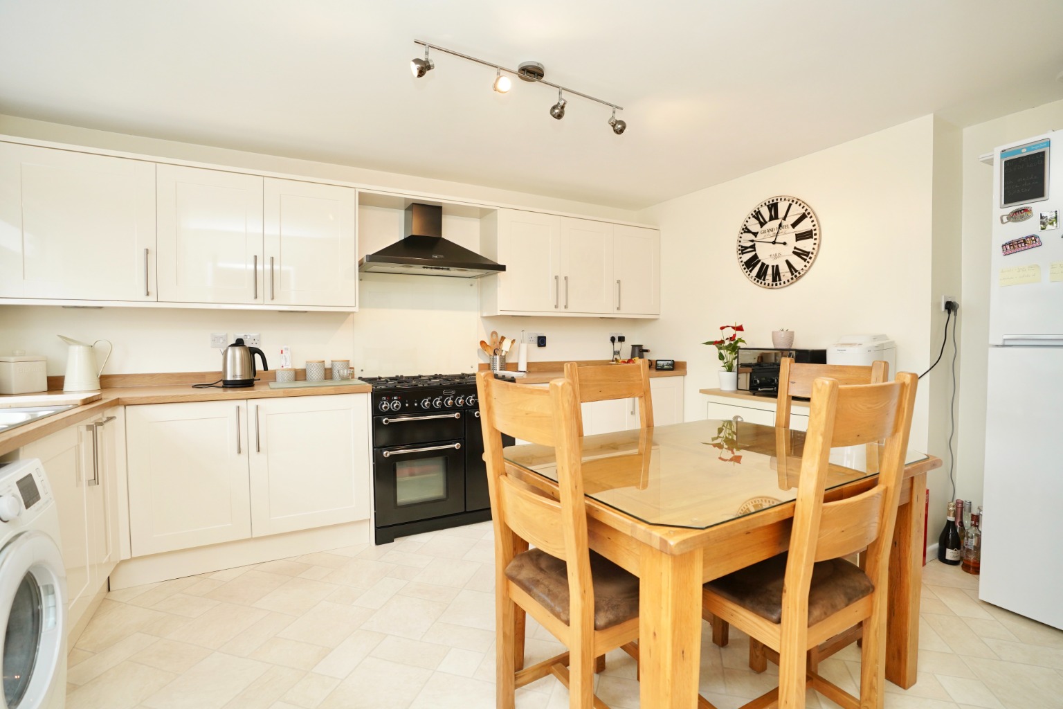 3 bed terraced house for sale in Saxon Close, Huntingdon 1