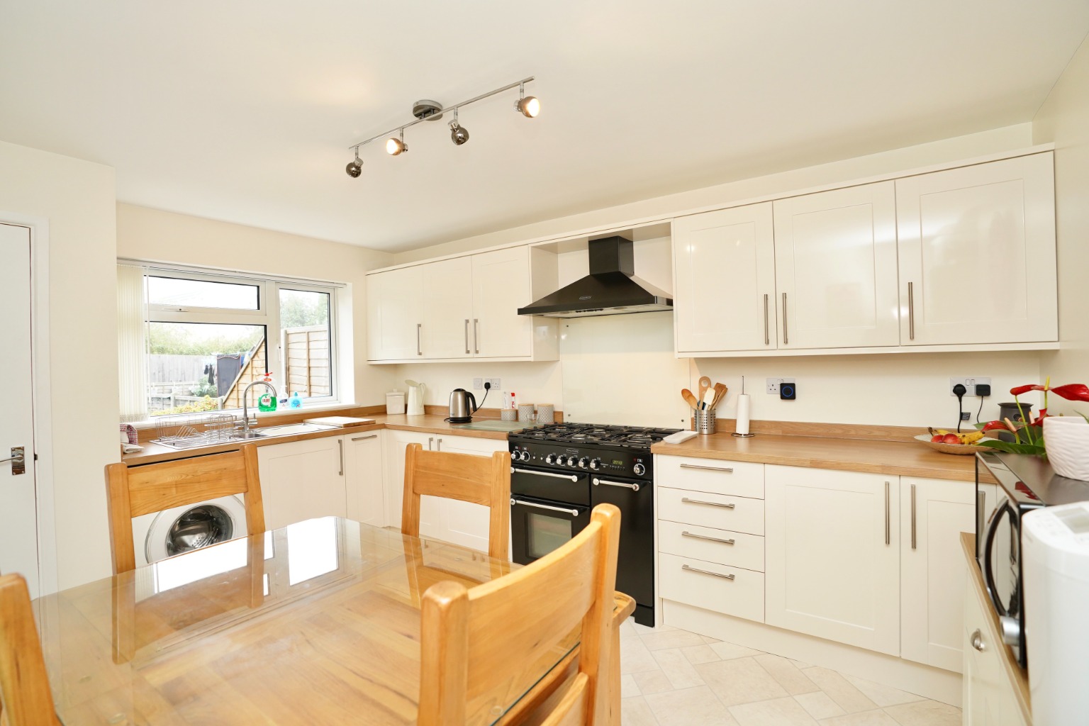 3 bed terraced house for sale in Saxon Close, Huntingdon 4